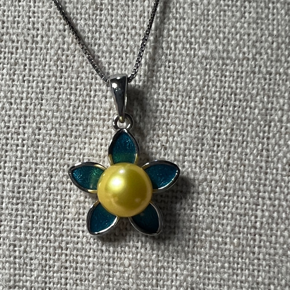 Daisy Pendant 18”